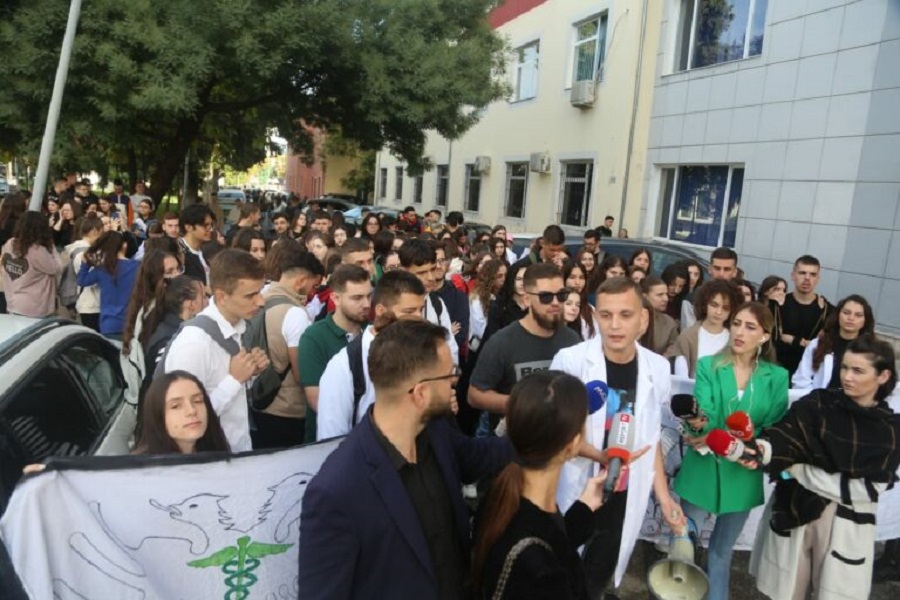 Studentet e Mjekesise serish ne proteste, vijon bojkoti i mesimit